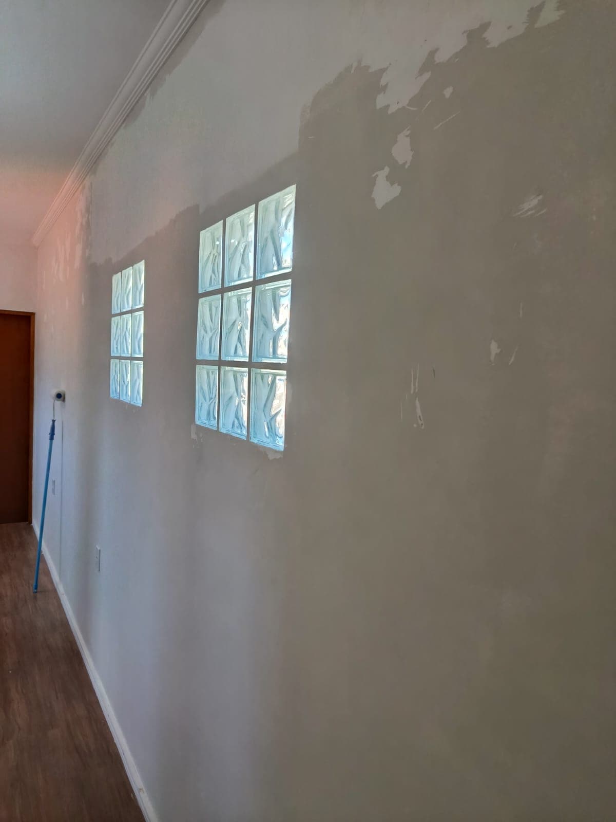 Corredor com reboco deteriorado antes do grafiato em Vinhedo