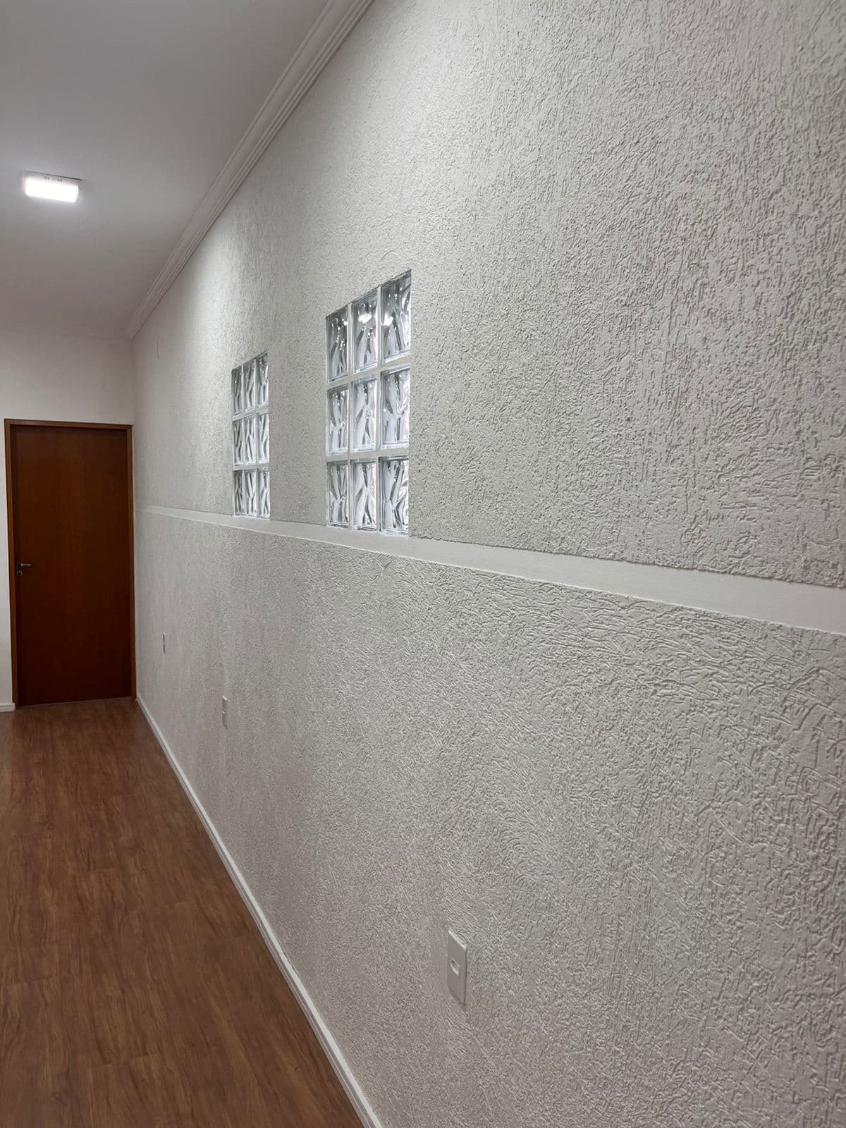 Corredor com grafiato branco finalizado em Vinhedo
