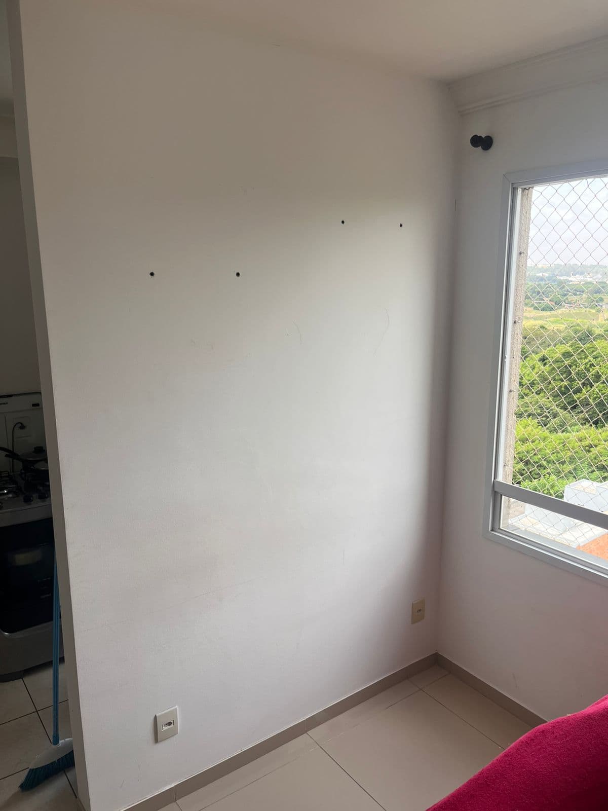 Parede com manchas antes do marmorato em Louveira