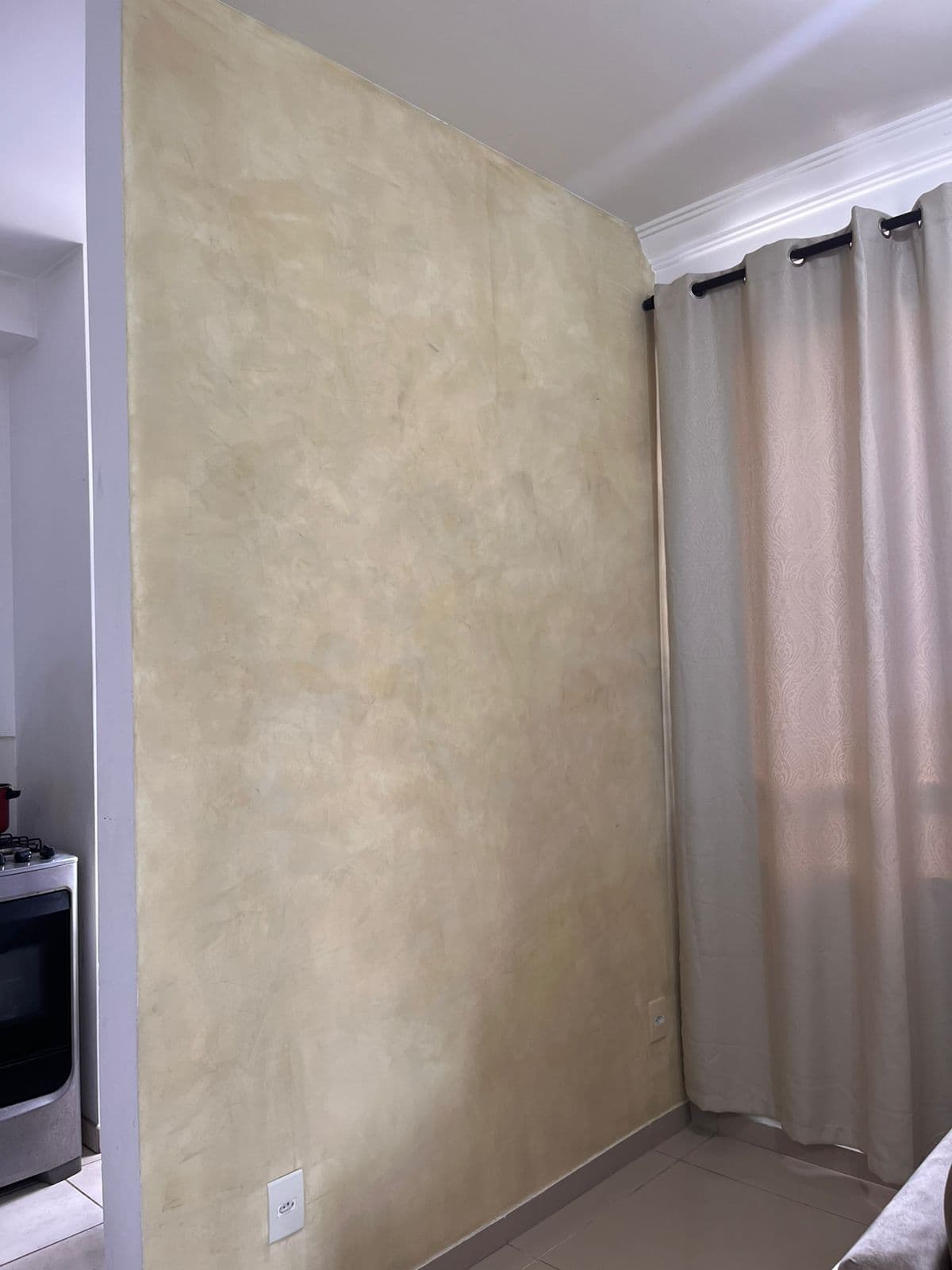 Parede com acabamento em marmorato bege dourado em Louveira