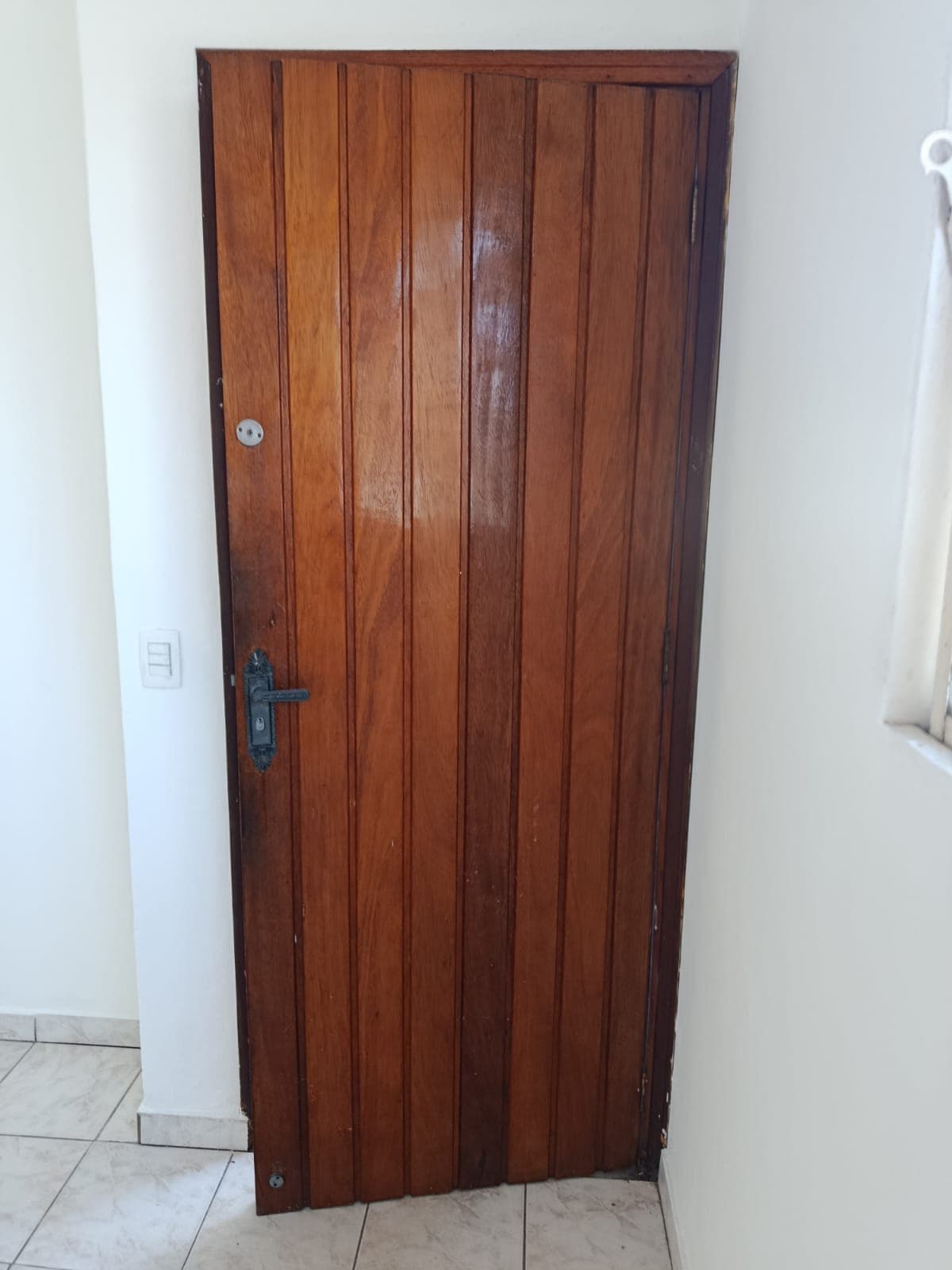 Porta de madeira antes da aplicação de verniz em Itupeva
