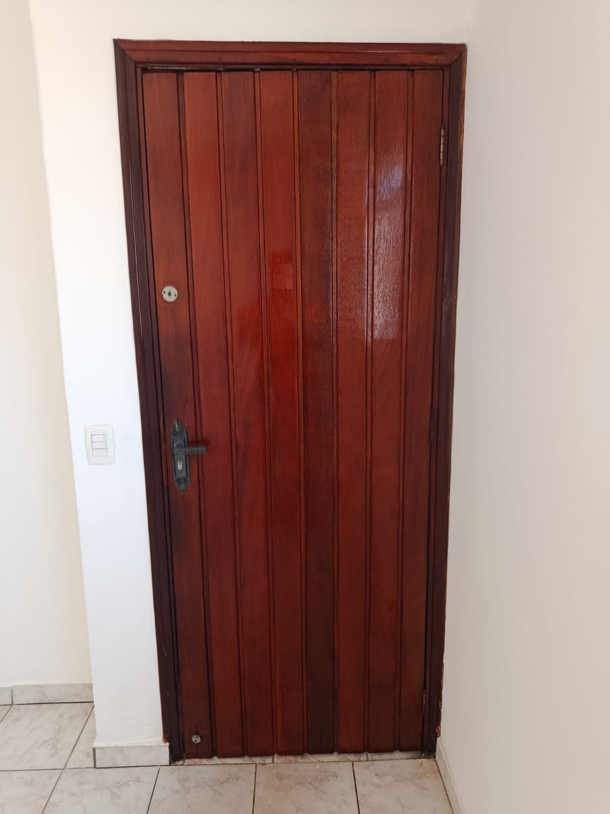 Porta de madeira após verniz escuro brilhante em Itupeva